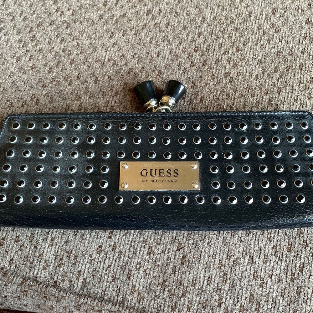Guess clutch